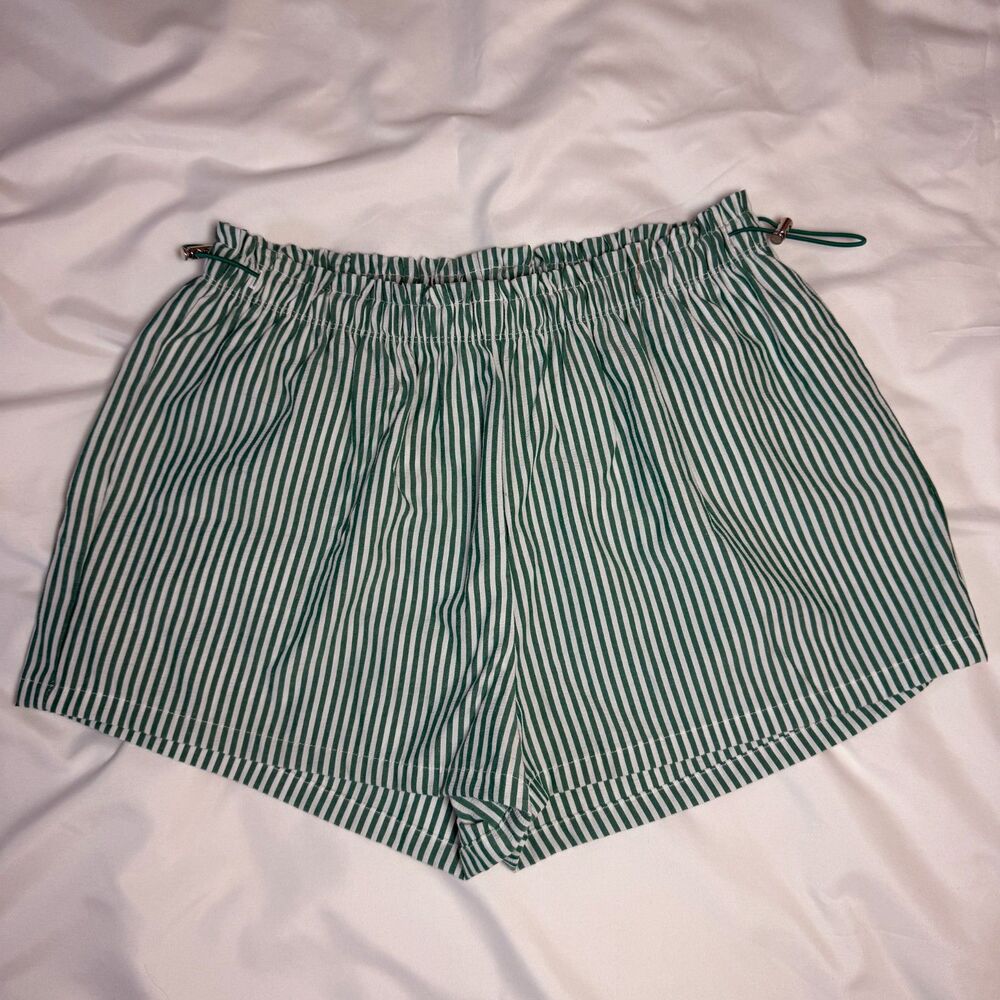 No boundaries stripe shorts